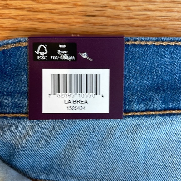 Gloria Vanderbilt Amanda Shorts - Picture 7 of 11